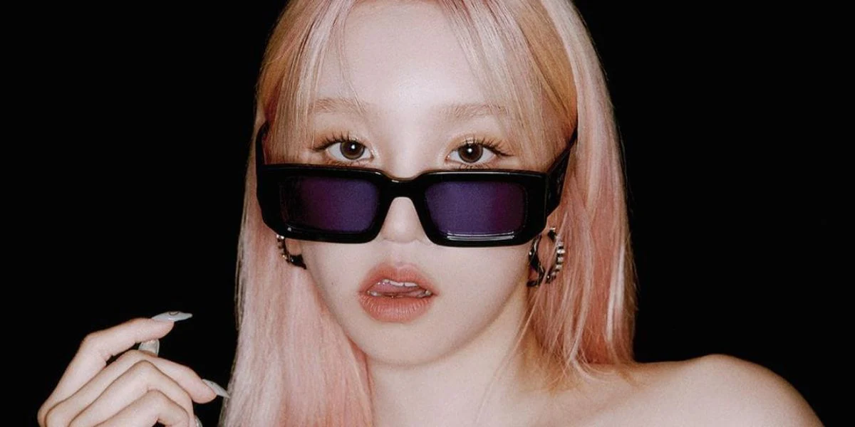 Prada PR 06YS 16K10L - As Seen On Yuqi & Lou Young III - Image 4