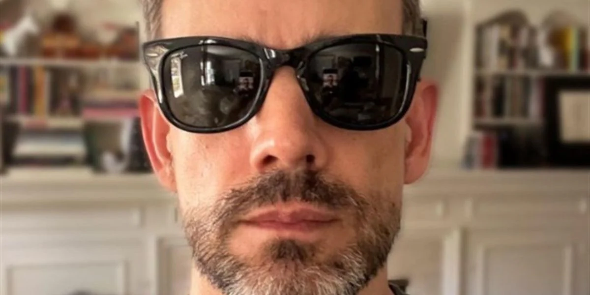 Ray-Ban Wayfarer RB 4340 601 - As Seen on Charles Leclerc & Ethan Hawke - Image 11