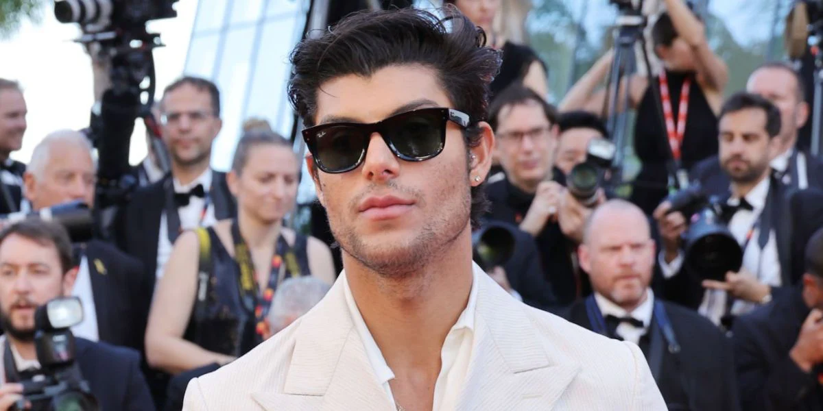 Ray-Ban Wayfarer Reverse RB R0502S 6677/VR - As Seen On Charles Leclerc and Emily Ratajkowski - Image 13